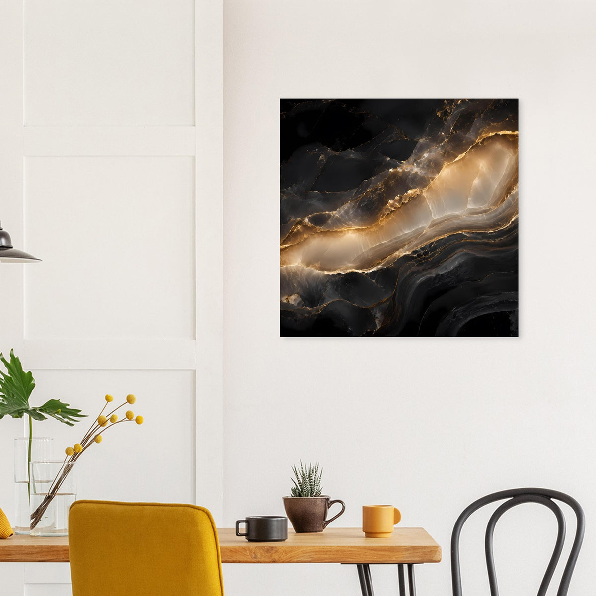 Quadratisches Poster im schwarzen Rahmen mit schwarzem Marmorschnitt und goldenen Linien