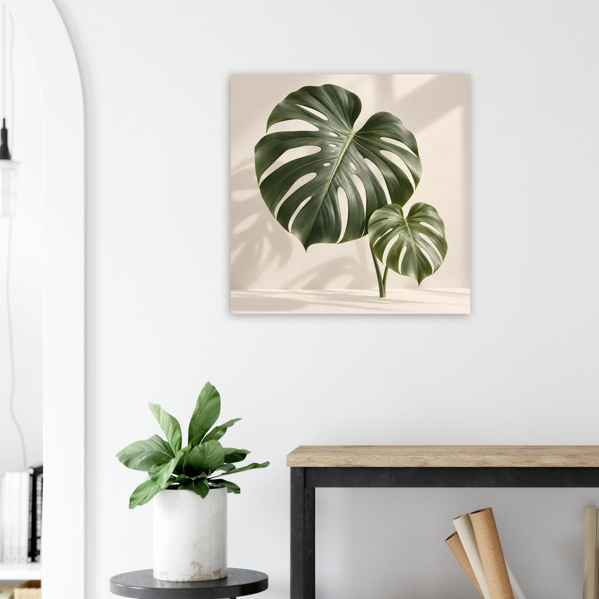 Monstera-Blatt-Poster mit grünem Blattmotiv auf hellem beigem Hintergrund, quadratischer Rand.