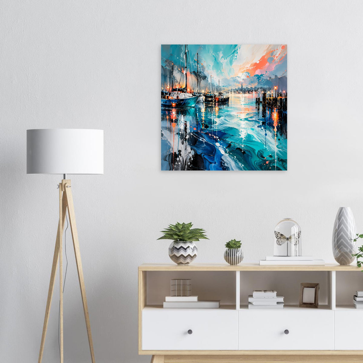 Quadratisches Poster mit farbigem Hafenmotiv, blauem Wasser und orangefarbenem Himmel