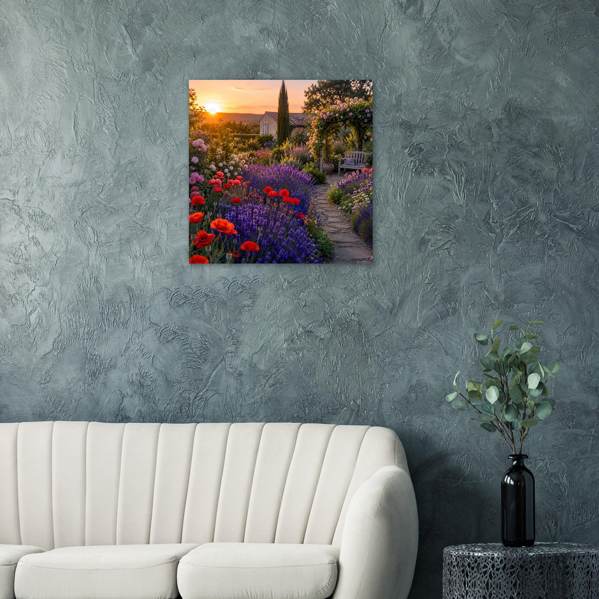 Romantisches Sonnenuntergang-Gartenposter mit Blumenbeet, Gartenweg und Kirchturm im Sonnenlicht