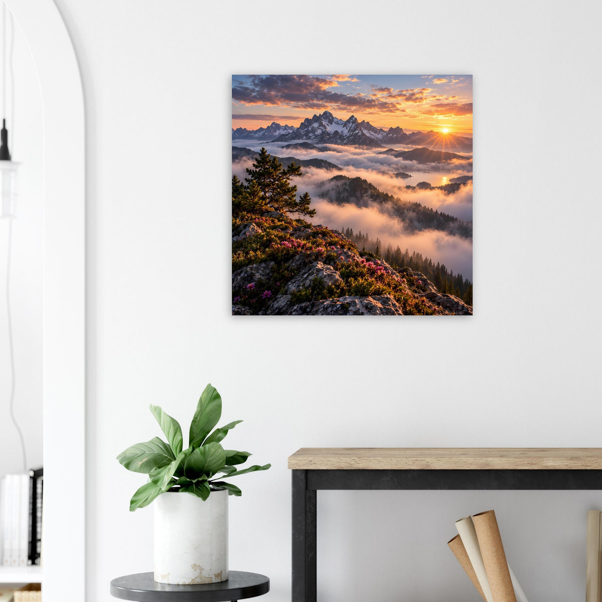 Quadratisches Wandposter mit Bergpanorama bei Sonnenaufgang und Strahlen im Osten