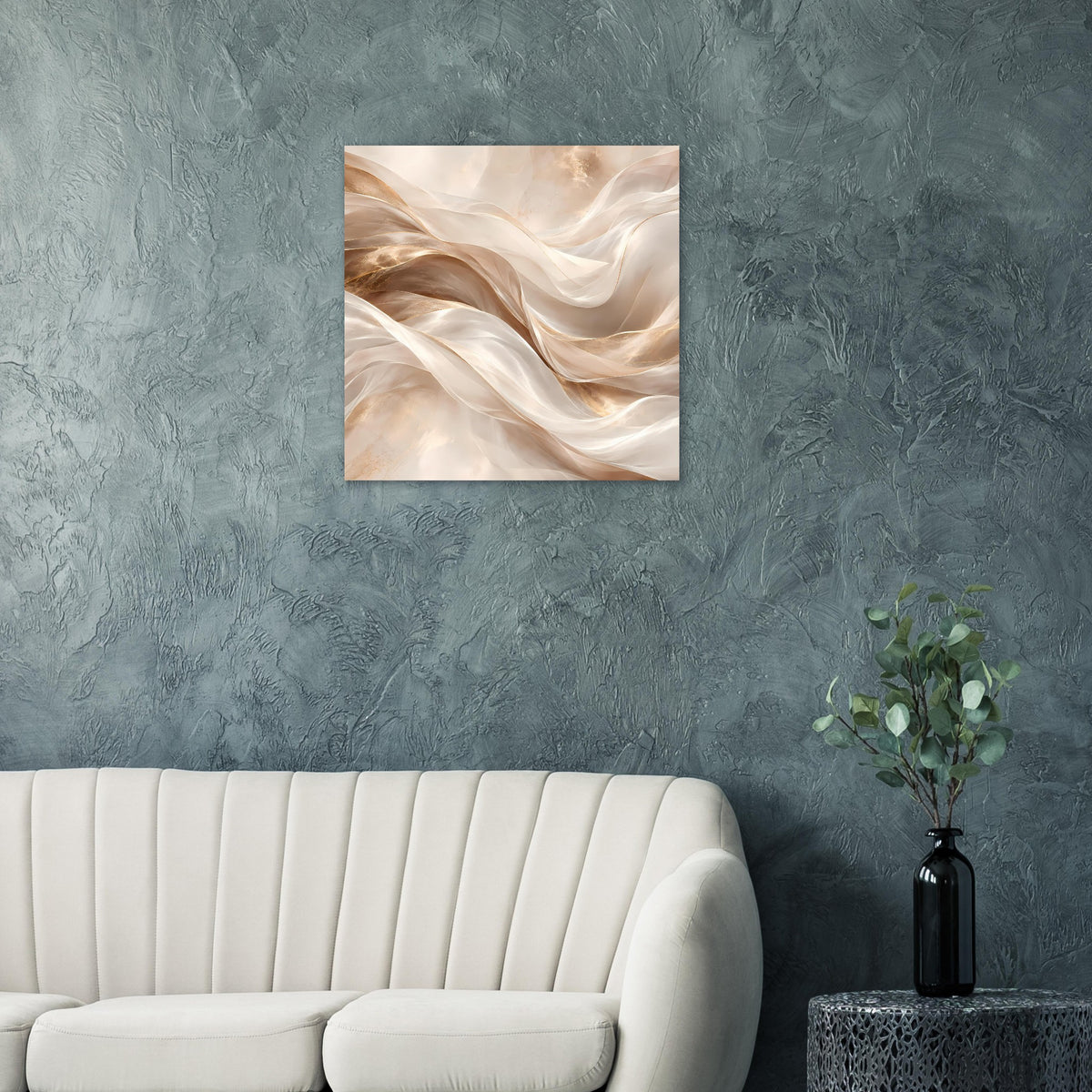 Abstraktes Wellen-Poster in Creme- und Goldtönen mit weichen, diagonalen Falten