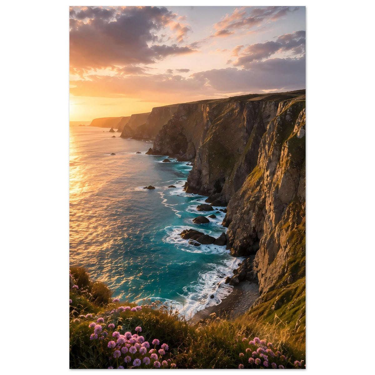 Poster im Hochformat: Küste bei Abendsonne mit Klippen, Wellenlinie und Blumen am Rand.