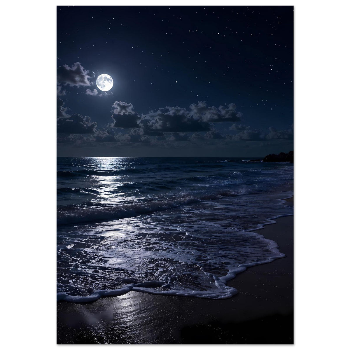 Vertikales Poster: Vollmond über Wolken, Sternenhimmel und Brandungswellen am Strand bei Nacht.