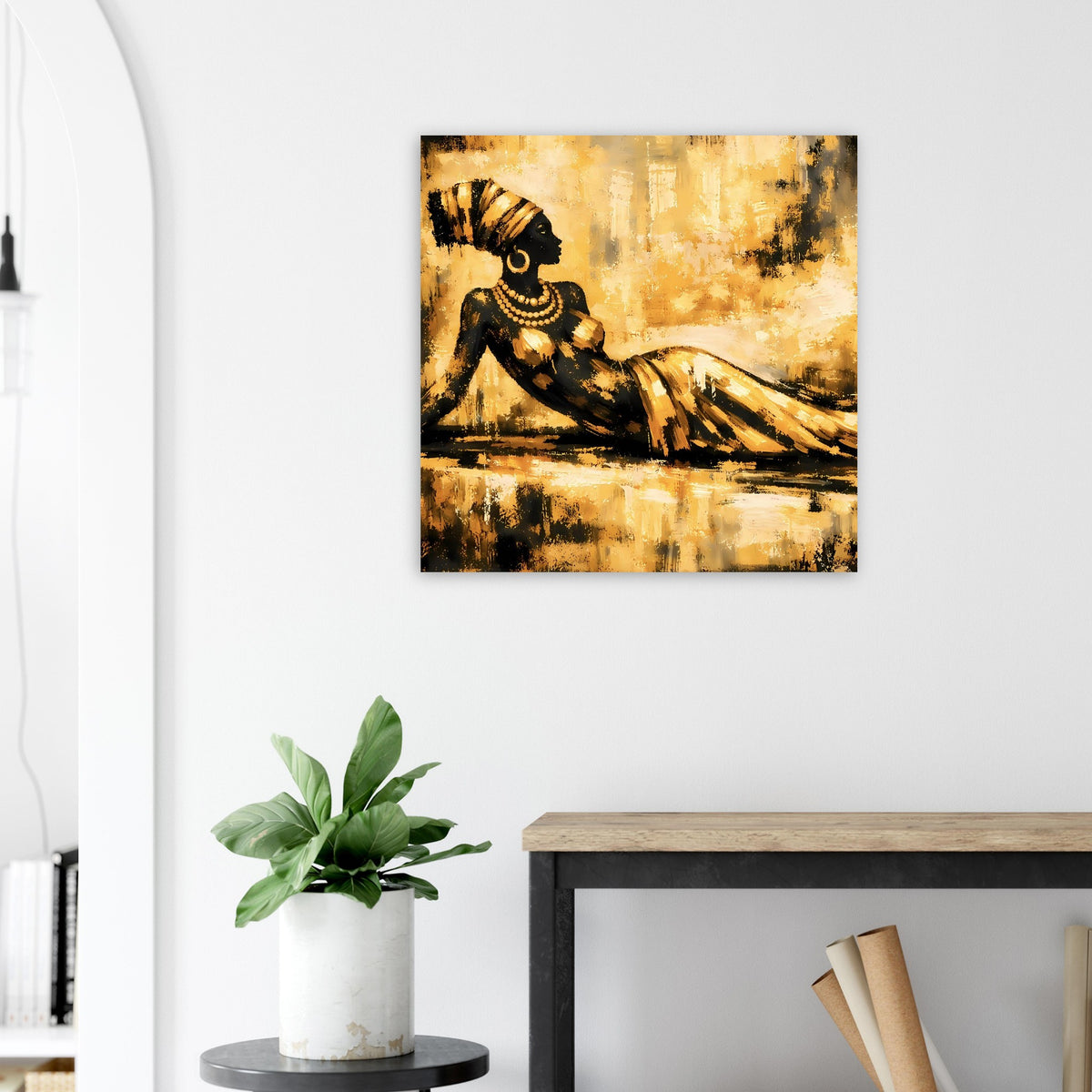 Gerahmtes Kunstdruck-Poster mit sitzender Gold-Schwarz-Frau und goldbraunem Farbverlauf
