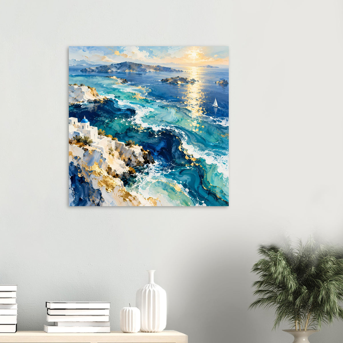 Kleines Meerposter: türkisfarbene Wellen, Küstenklippen, weißer Ort und Segelboot.