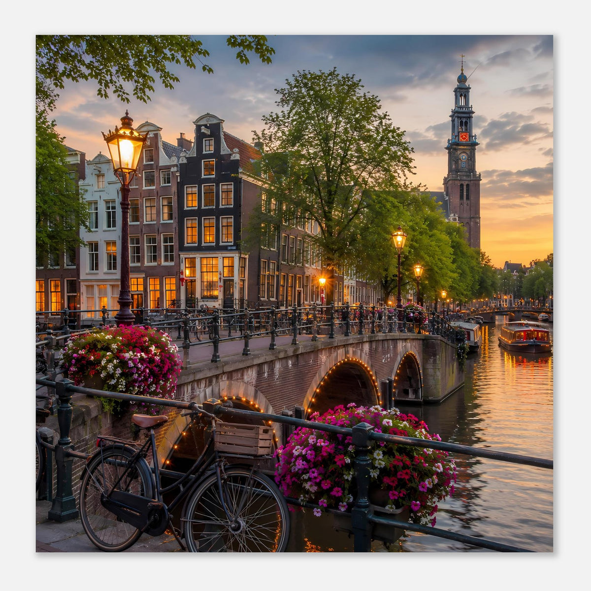 Poster im Querformat: Amsterdamer Kanal bei Abendlicht mit Brücke, Laternen und Glockenturm