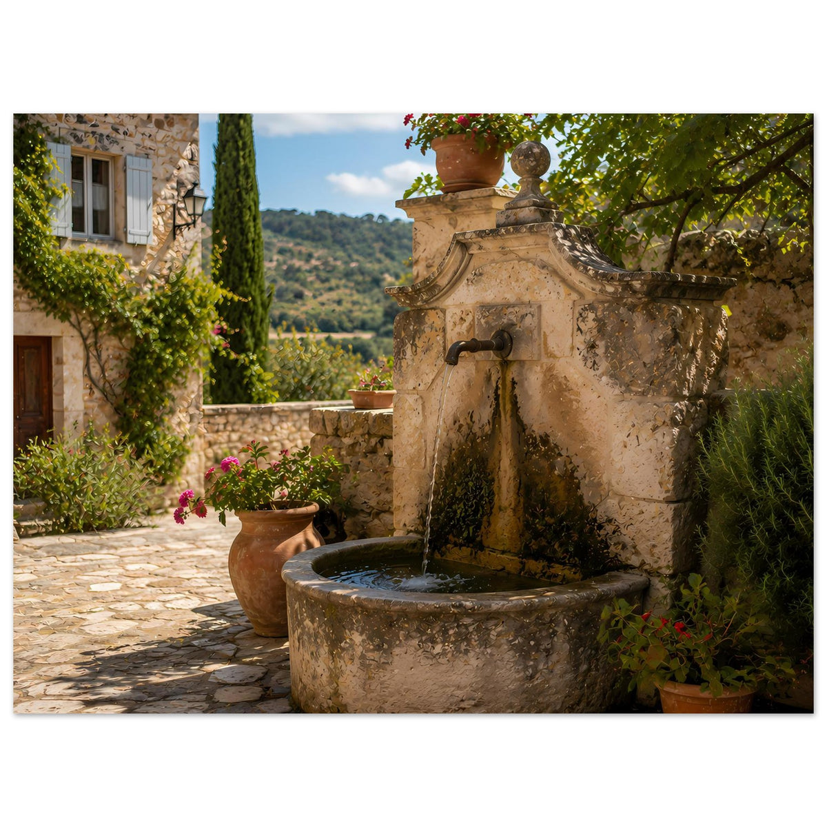 Fotoposter: rustikaler Steinspringbrunnen mit Wasserbecken und Blumenarrangements