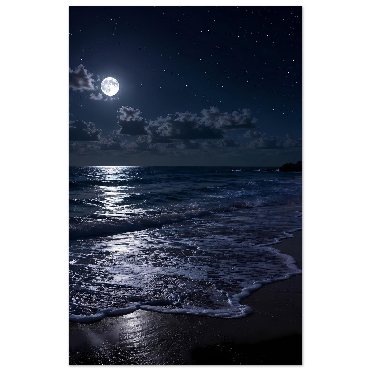 Hochformat-Poster mit nächtlichem Strand und Mond am Himmel, Wolken und Sternenpunkte.