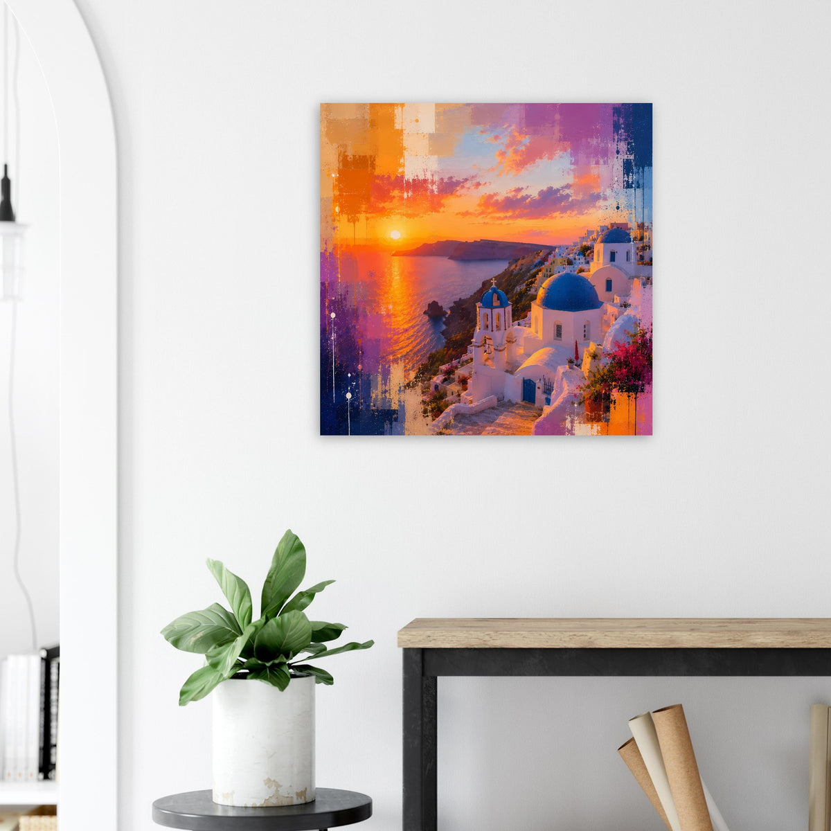 Quadratisches Poster mit Santorini-Sonnenuntergang: orange-purpur Himmel, blaues Meer, weißes Gebäude.