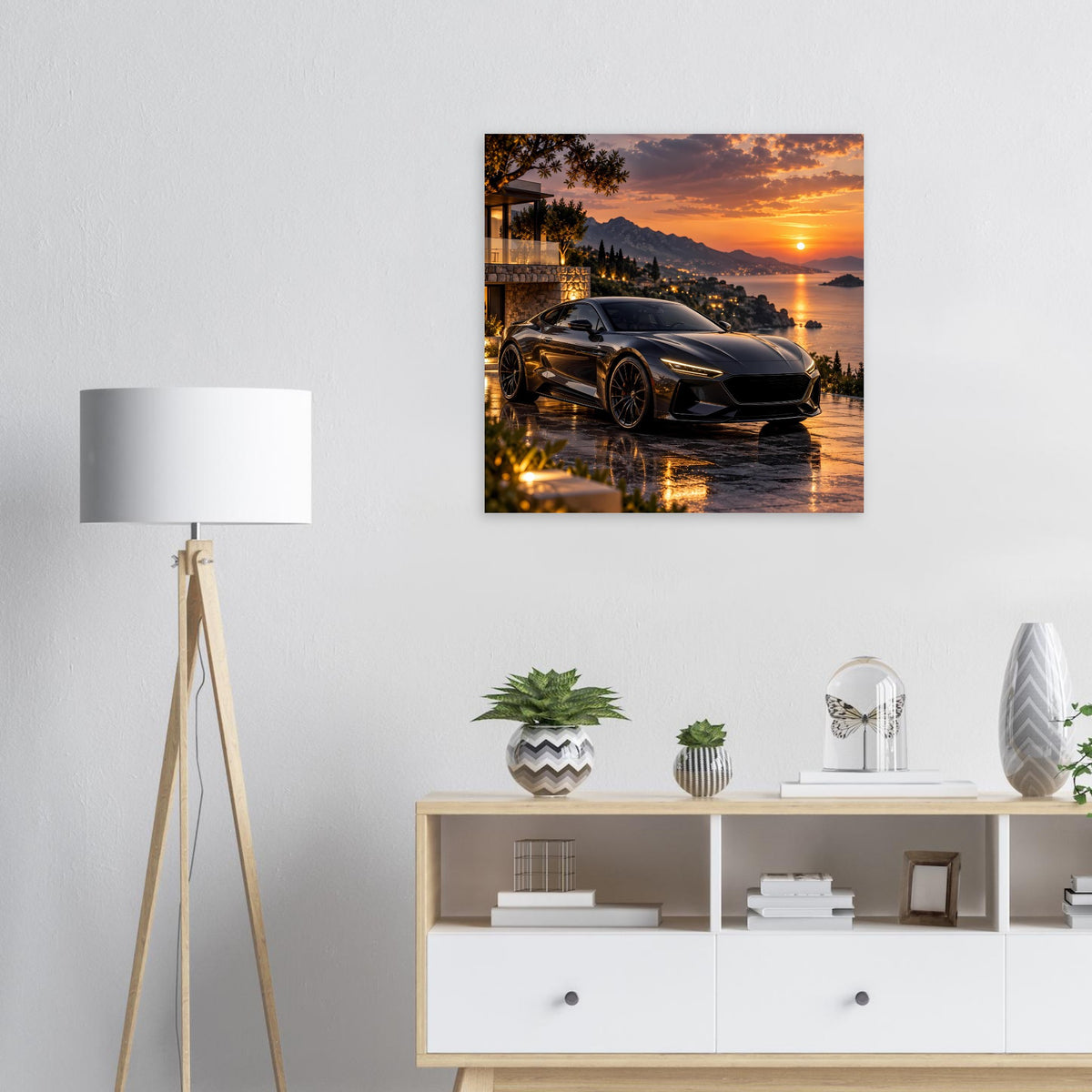 Sonnenuntergangs-Poster mit schwarzem Sportwagen am Wasser