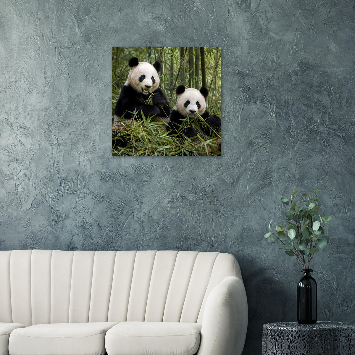Quadratisches Wandposter mit zwei Pandas vor Bambusgras