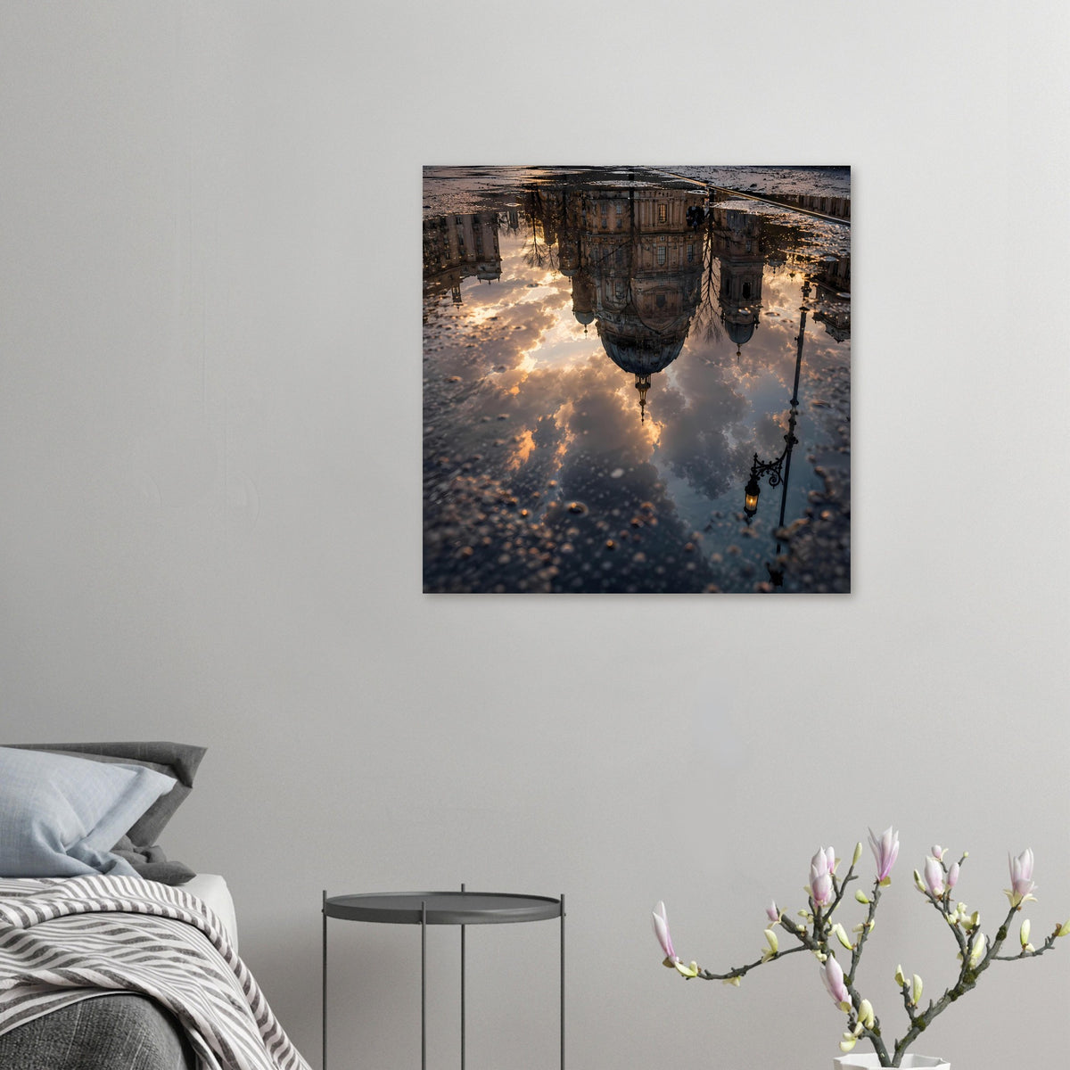 Kleines Dunkles Fotoposter mit hängenden Laternen und Wolkenhimmel, vertikal.
