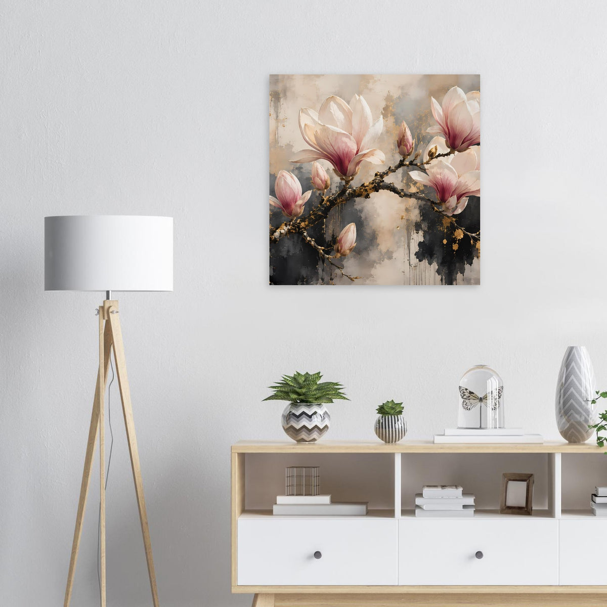 Quadratisches Wandposter mit Magnolienblüten, dunklen Ästen und goldenen Details