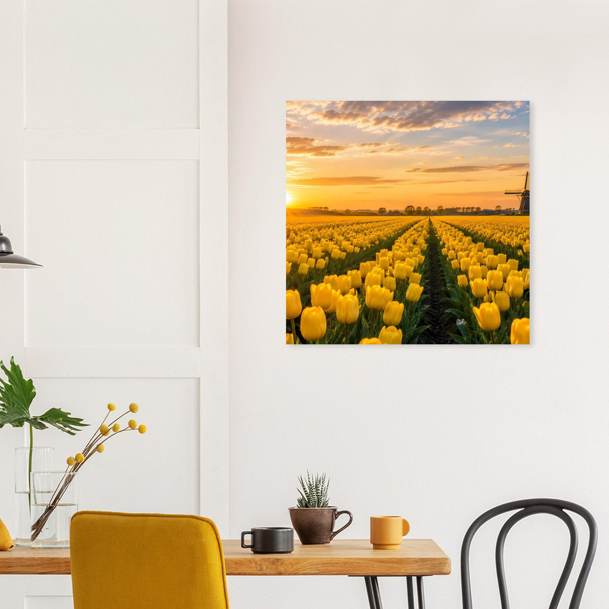Wandposter mit gelben Tulpenreihen, Sonnenuntergang über dem Feld und Windmühle