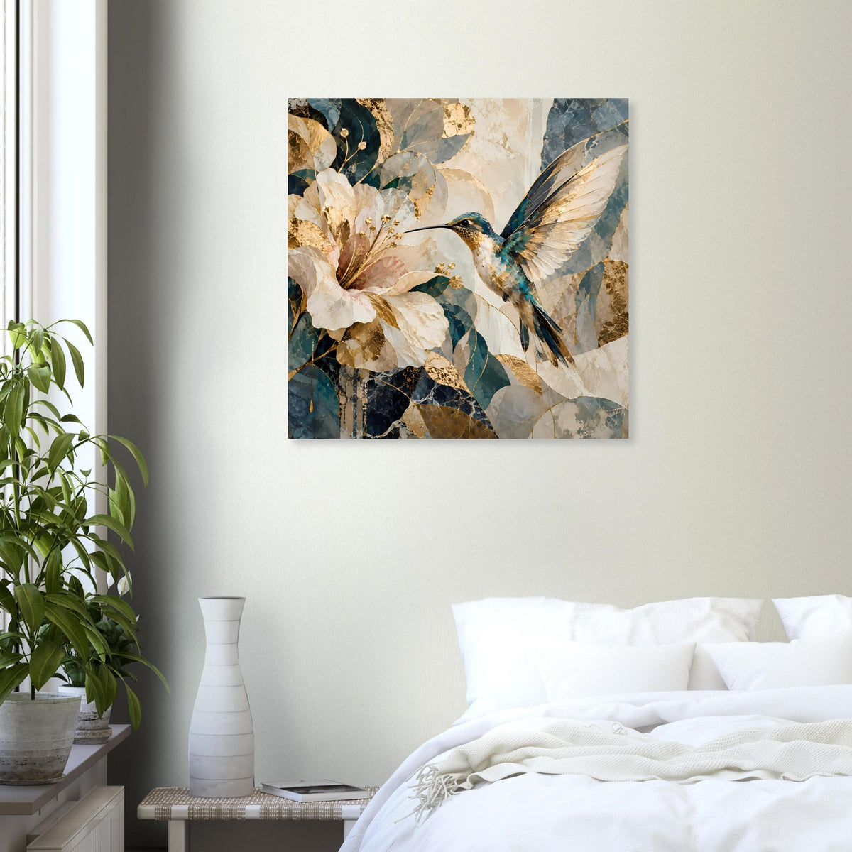 Quadratisches Kunstposter mit Kolibri und großen Blüten, in Blau und Beige