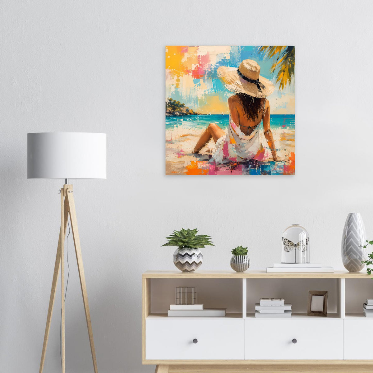 Quadratisches Poster: Frau im Strohhut am Strand mit buntem, abstraktem Hintergrund