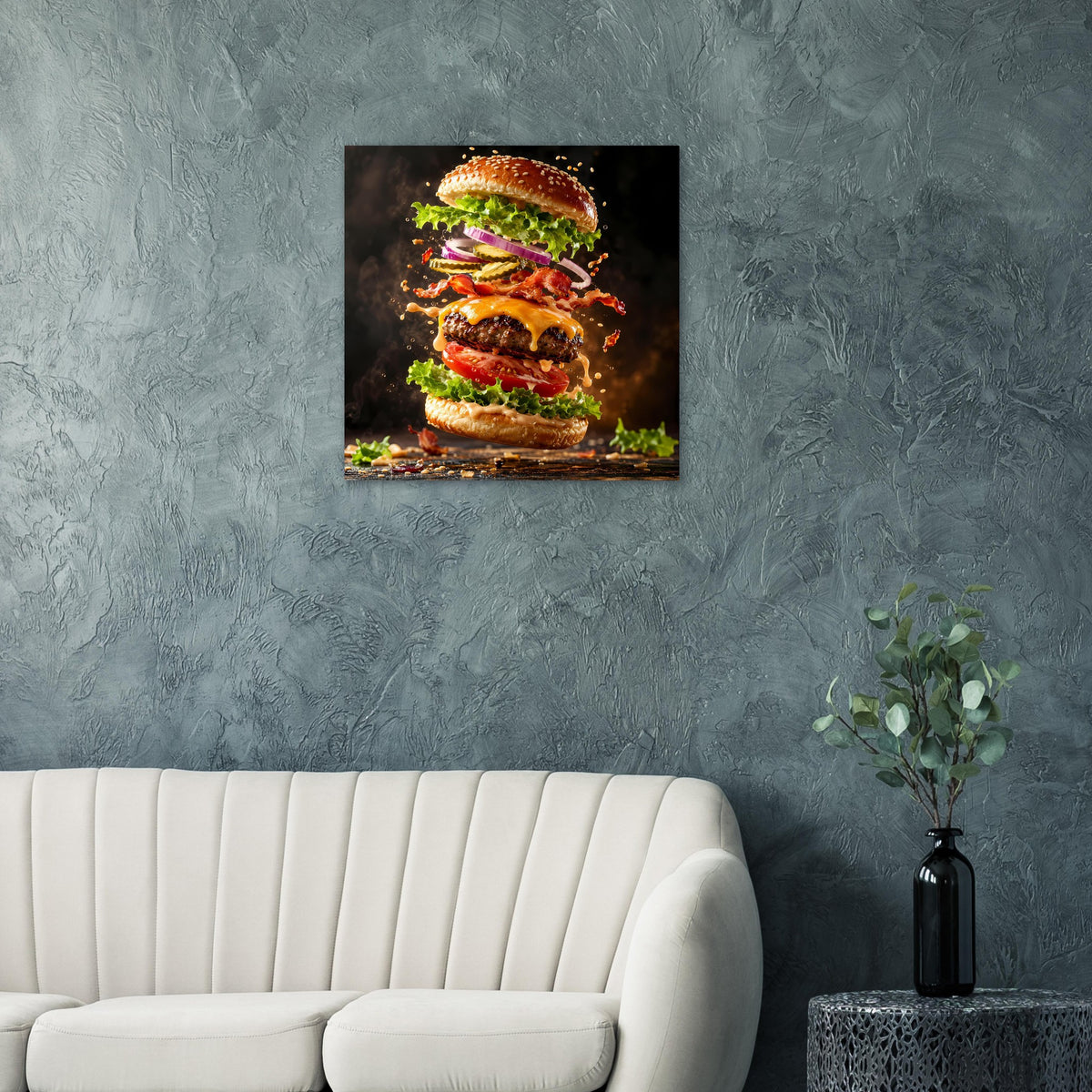 Quadratisches Poster mit gestapeltem Burger, leuchtenden Belägen und Krümeln