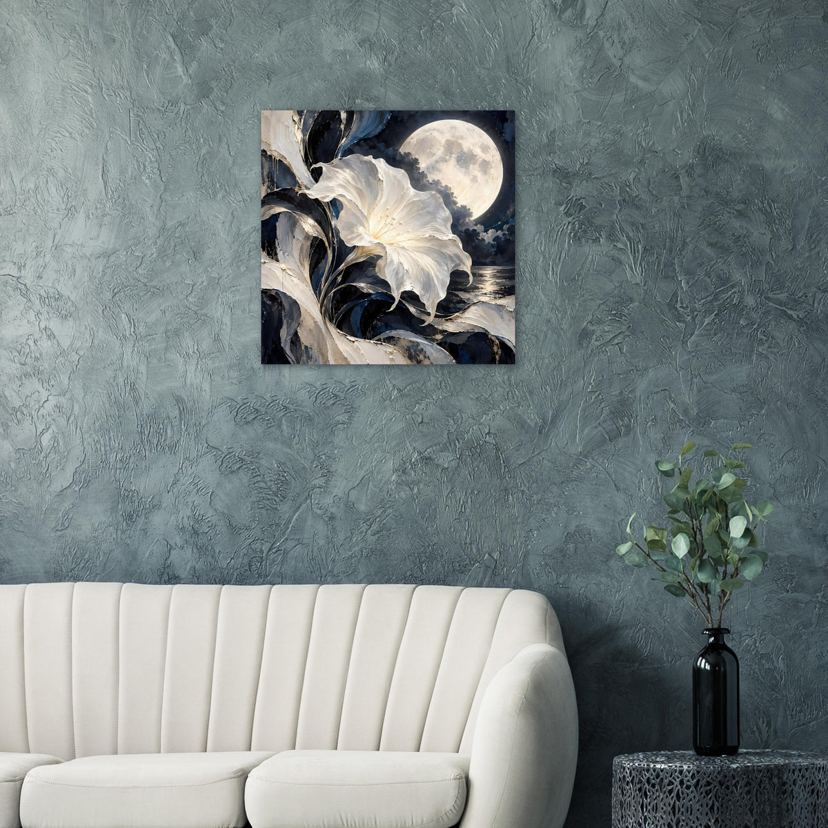 Quadratisches Poster mit weißem Blütenmotiv und hellem Mond vor dunklem Blau.