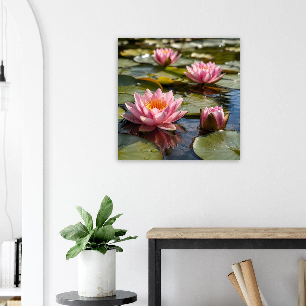 Quadratisches Poster mit blühenden pinken Seerosen auf Wasser