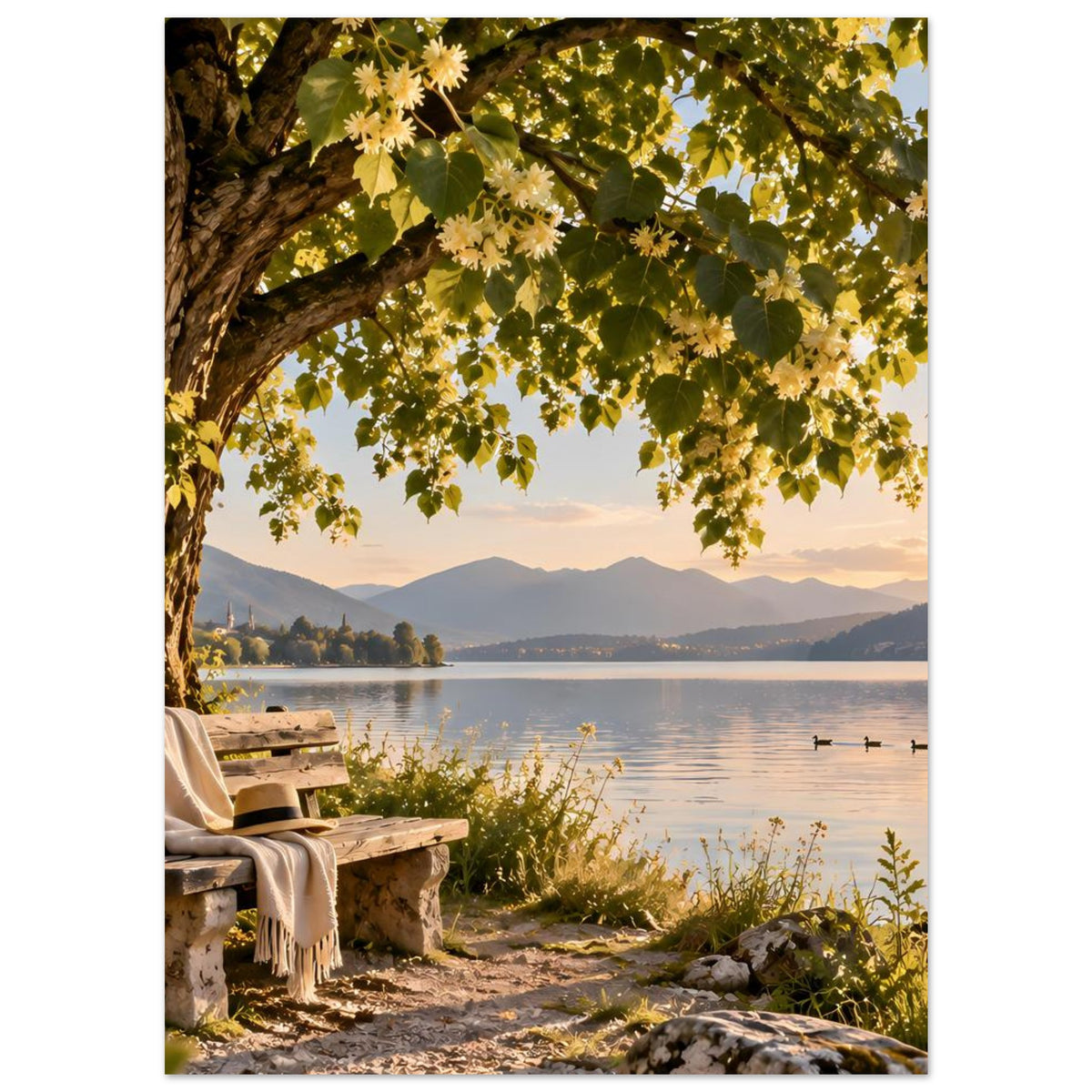 Posterdruck mit Blick auf See bei Dämmerung, Baumkrone über Steinbank und Decke