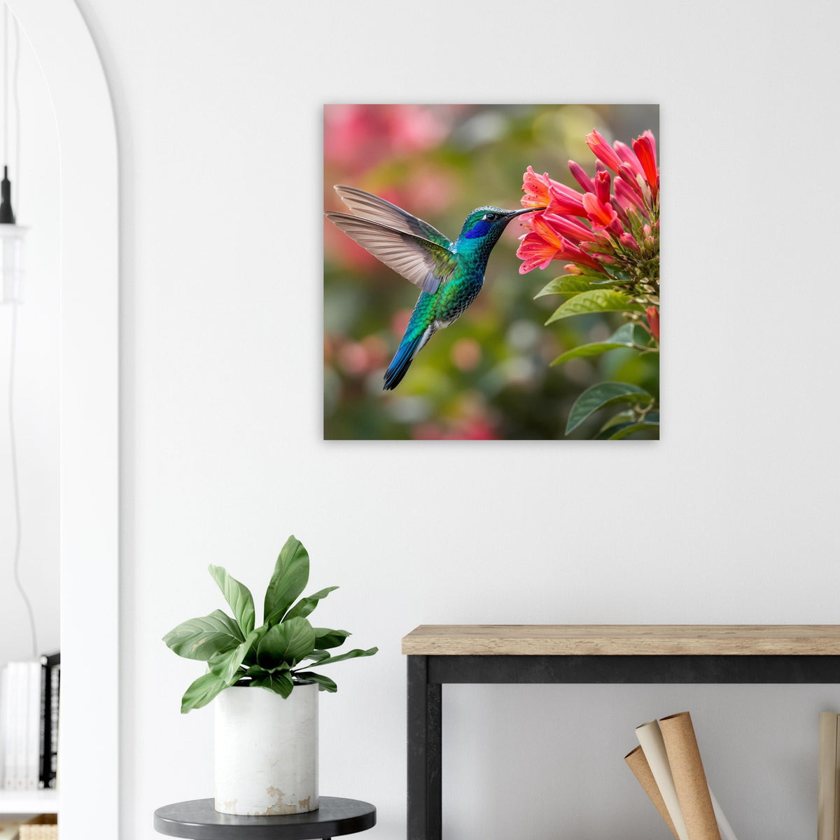 Gerahmtes Naturposter mit Kolibri vor rosa Blüten, Detailansicht