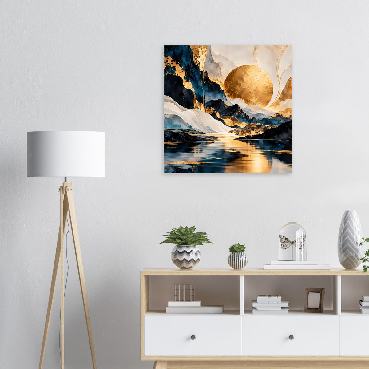 Abstraktes Kunstposter: goldener Mondkreis über Bergen, blaue Töne, weiße Wellenlinien, Reflexe