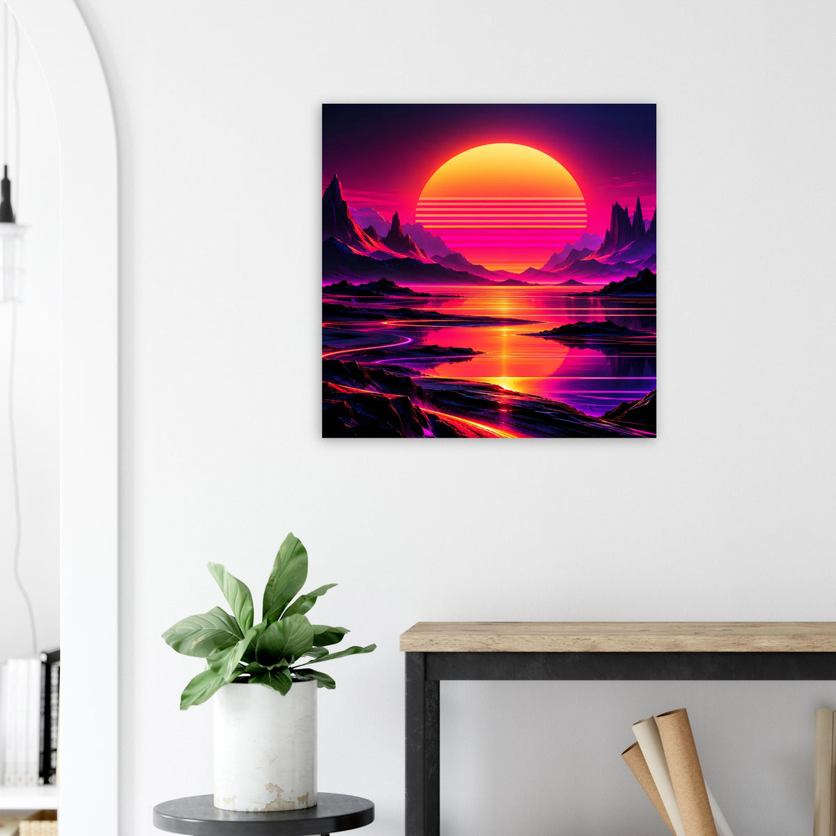 Quadratisches Neon-Poster mit leuchtender Sonne, Bergen und spiegelndem Wasser.