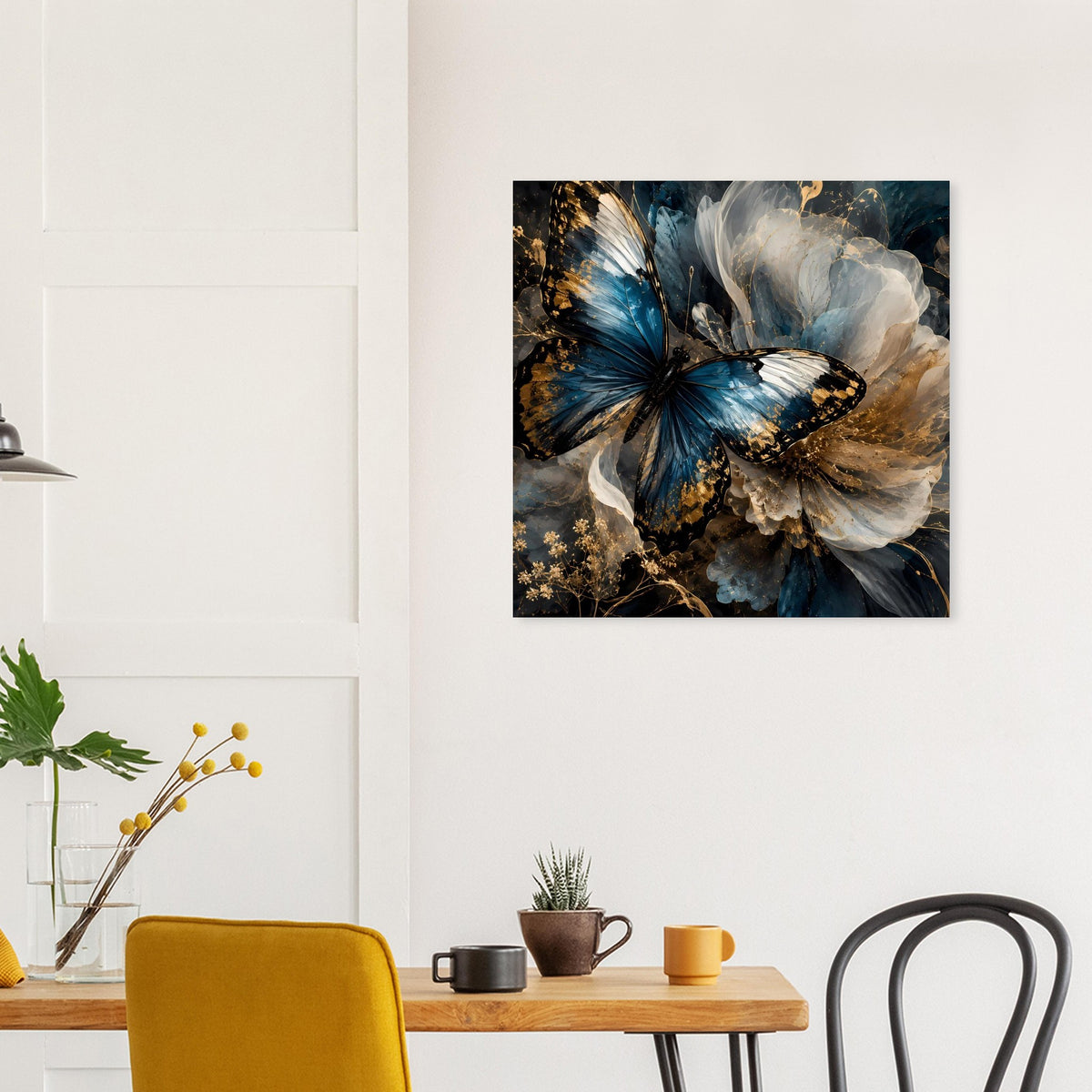 Quadratisches Wandposter mit blauem Schmetterling, goldenen Partikeln und weißen Flügelflächen