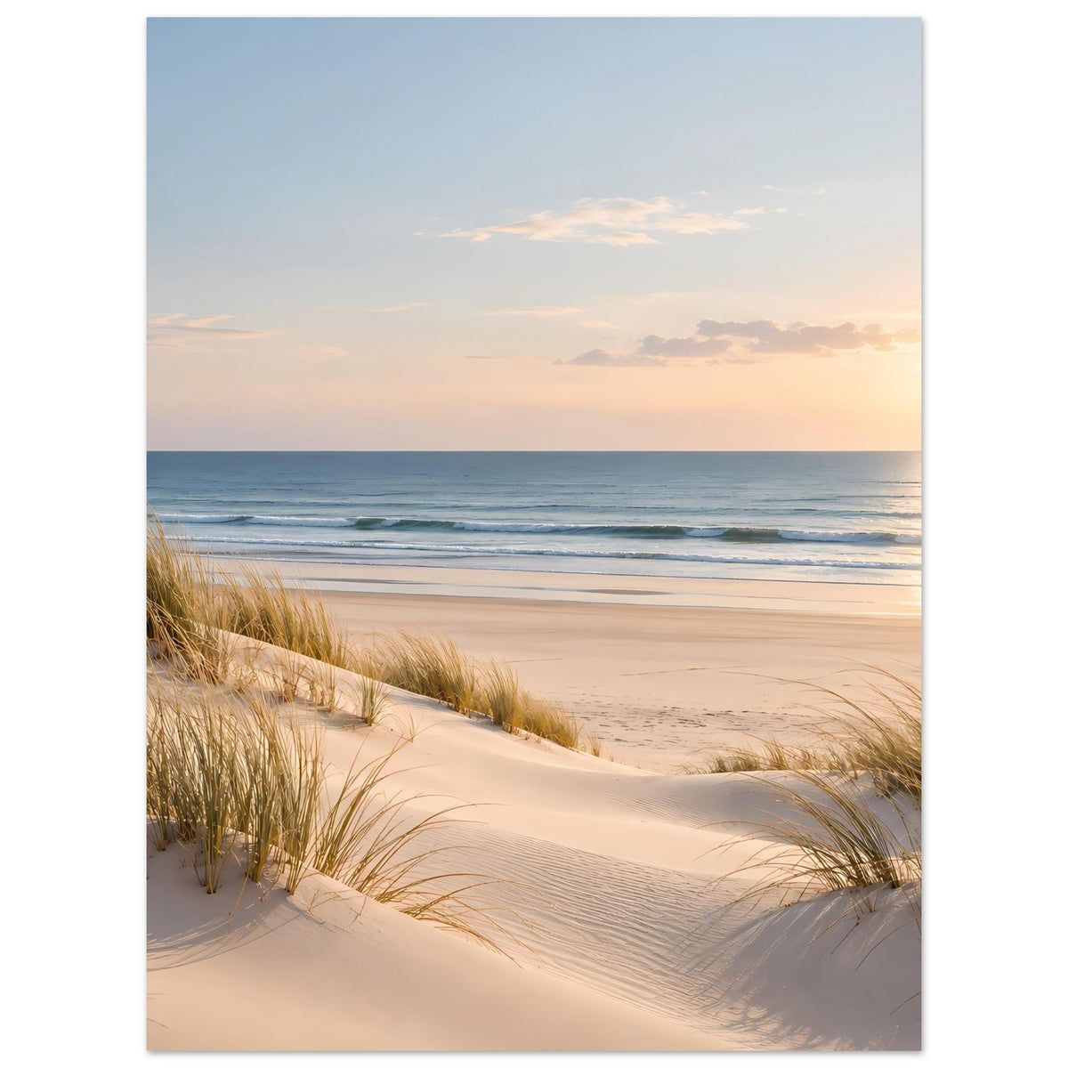 Poster im Hochformat: Sanddünen am Strand, ruhiges Meer und warmer Sonnenuntergang