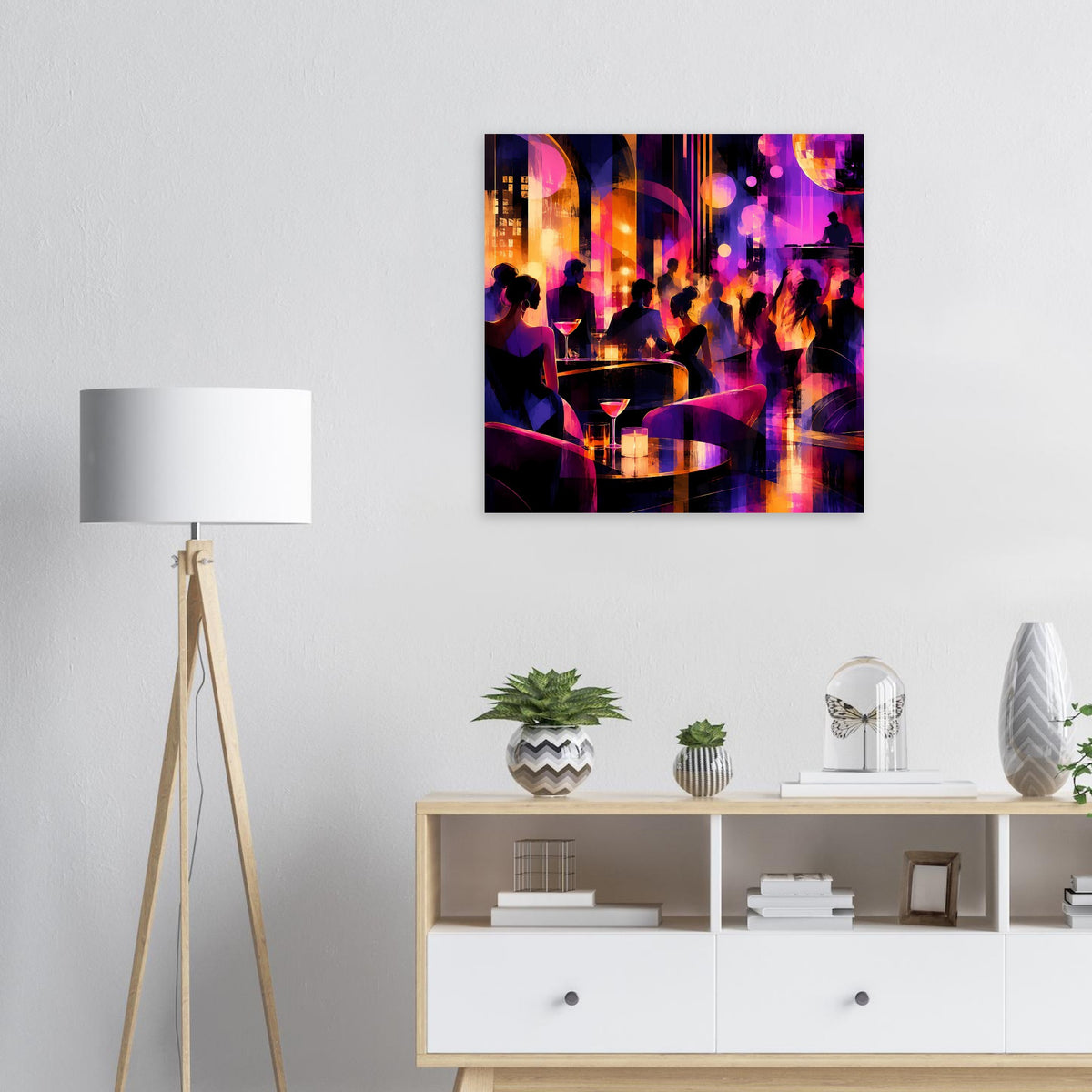 Quadratisches Poster mit Nachtclub-Lounge: Silhouetten an Tischen, violett-orangenes Licht