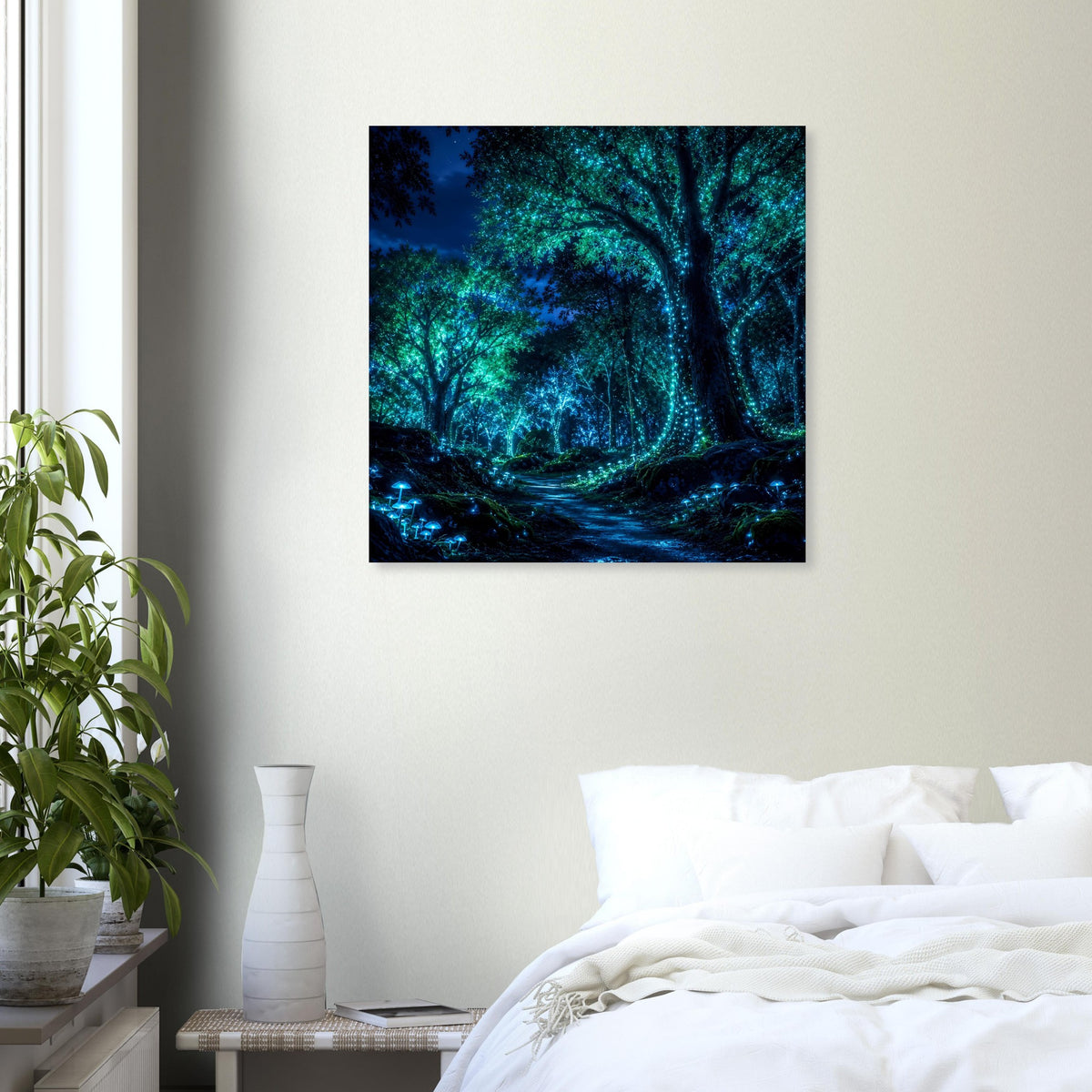Wandposter mit Waldnachtmotiv: beleuchtete Baumreihe, tunnelartiger Durchgang, blaues Leuchten