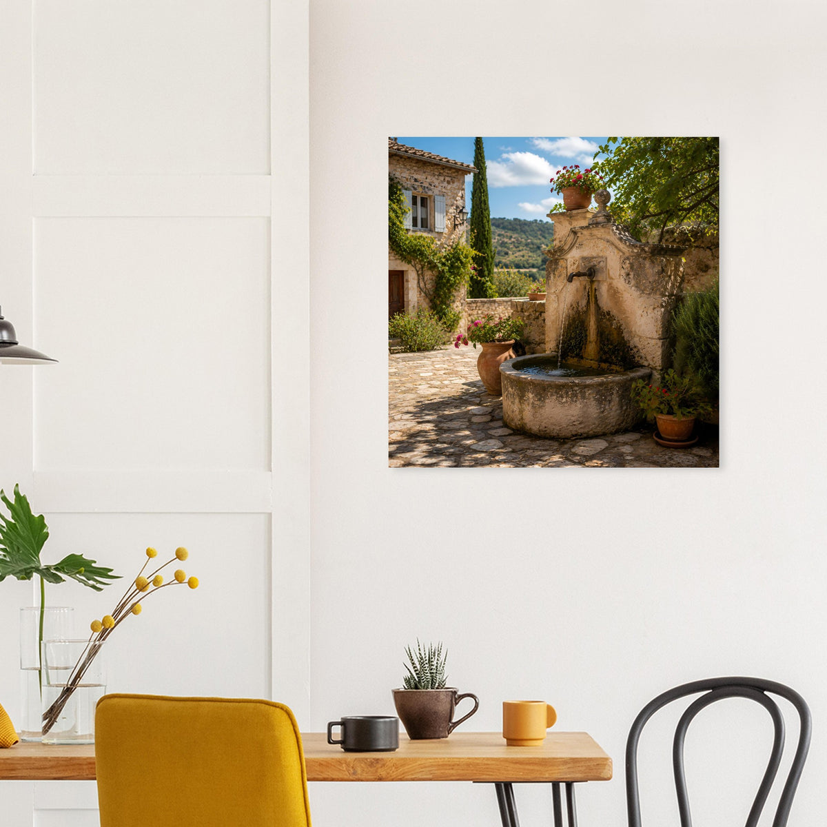 Quadratisches Poster mit Steinbrunnen im Innenhof, Efeuranken und Blick in die Landschaft