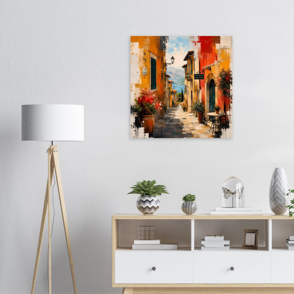 Poster: mediterrane Gasse mit orangefarbenen Gebäuden und blühenden Blumen