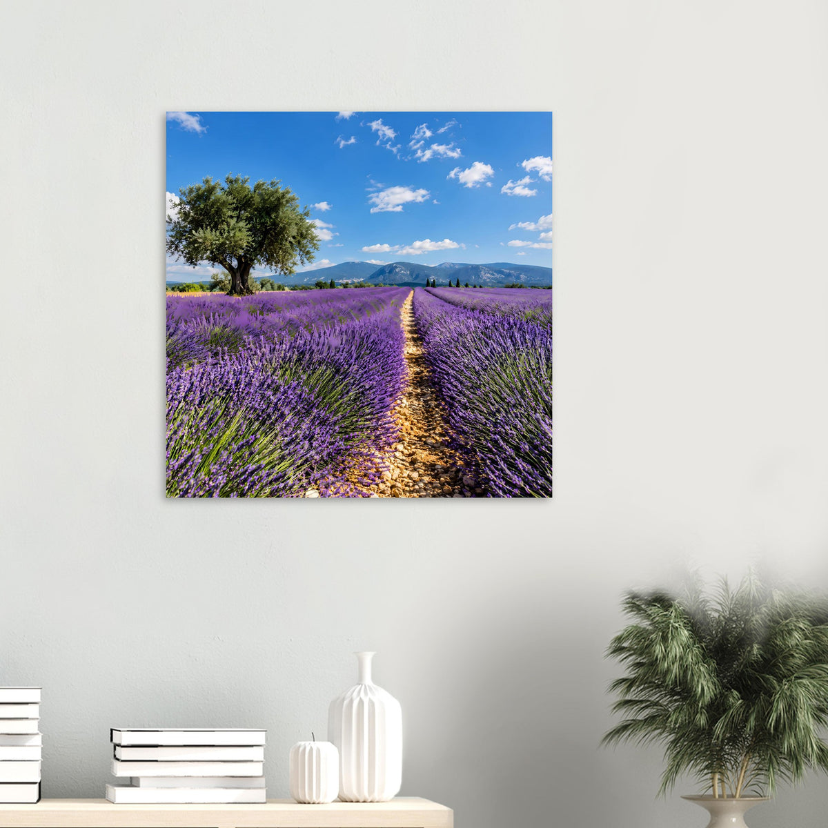 Lavendelfeld-Poster im Wohnzimmer: lila Lavendelweg zwischen Reihen, Baum und Berge