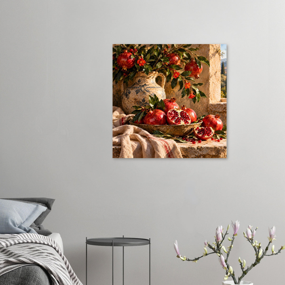 Kleines Poster-Motiv mit Granatäpfeln, Keramikkanne und Schale; Blätter und rote Blüten.