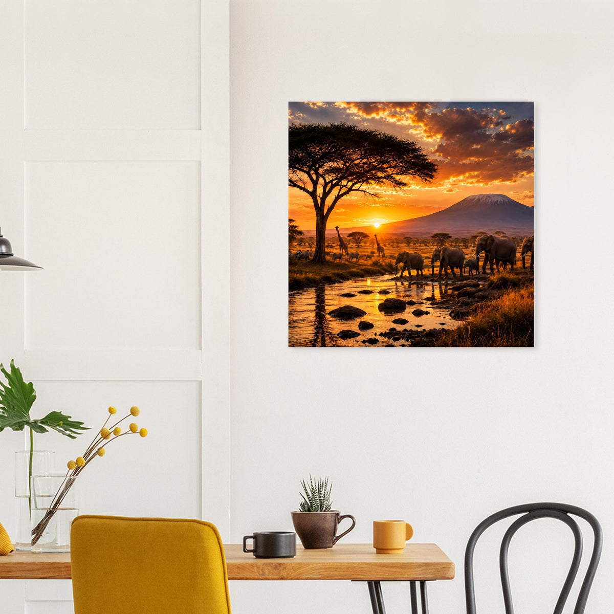 Safari-Poster: Elefanten und Akazienbaum vor Bergsilhouette bei Sonnenuntergang