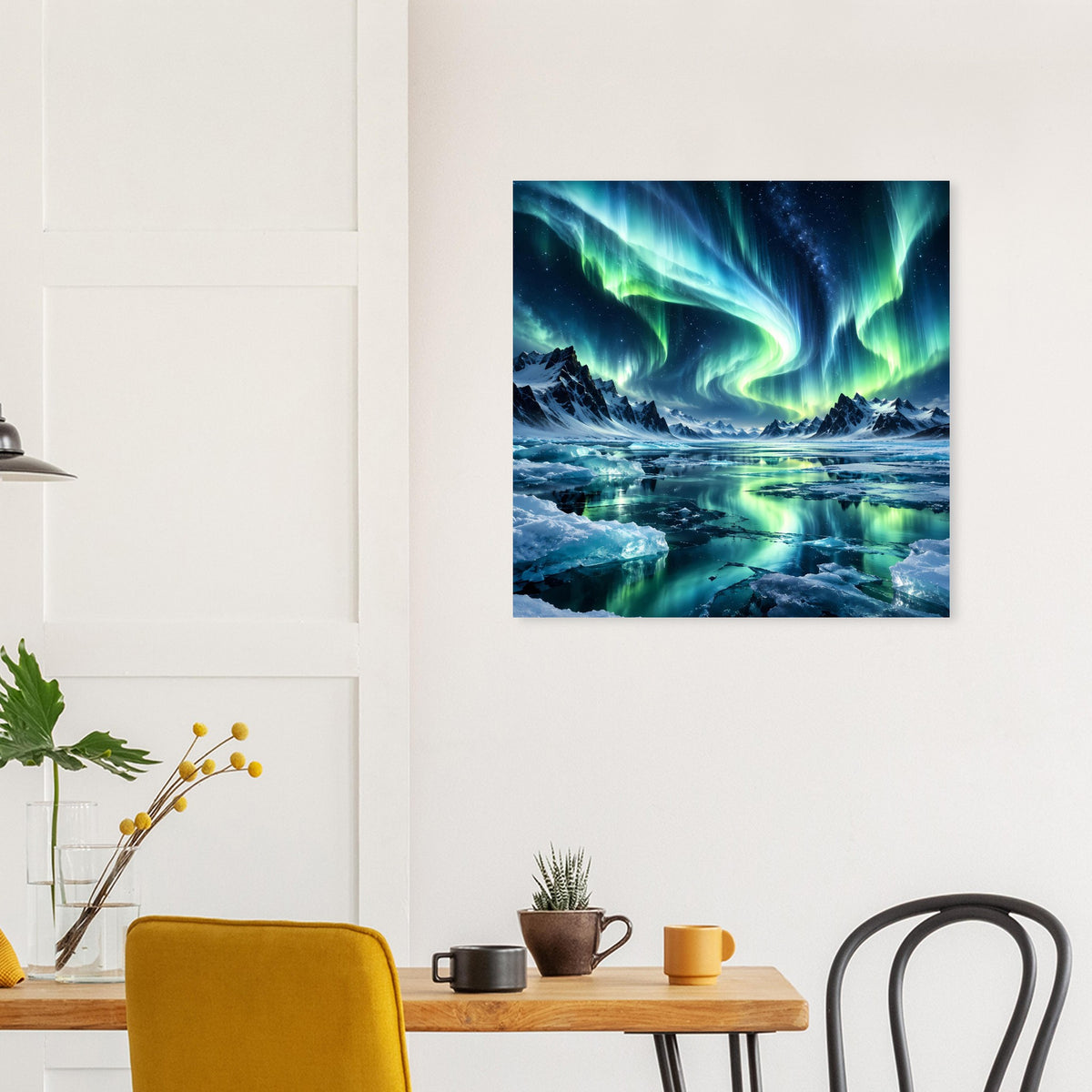 Quadratisches Poster mit Nordlichtern in Grün und Blau über spiegelndem Wasser und Felsen