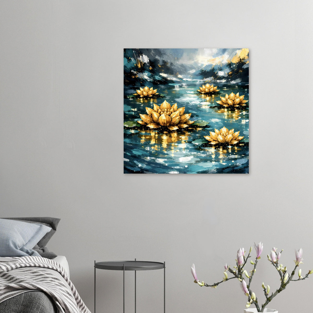 Kleines Poster mit goldenem Lotusteich-Motiv an der Wand, über Sofa