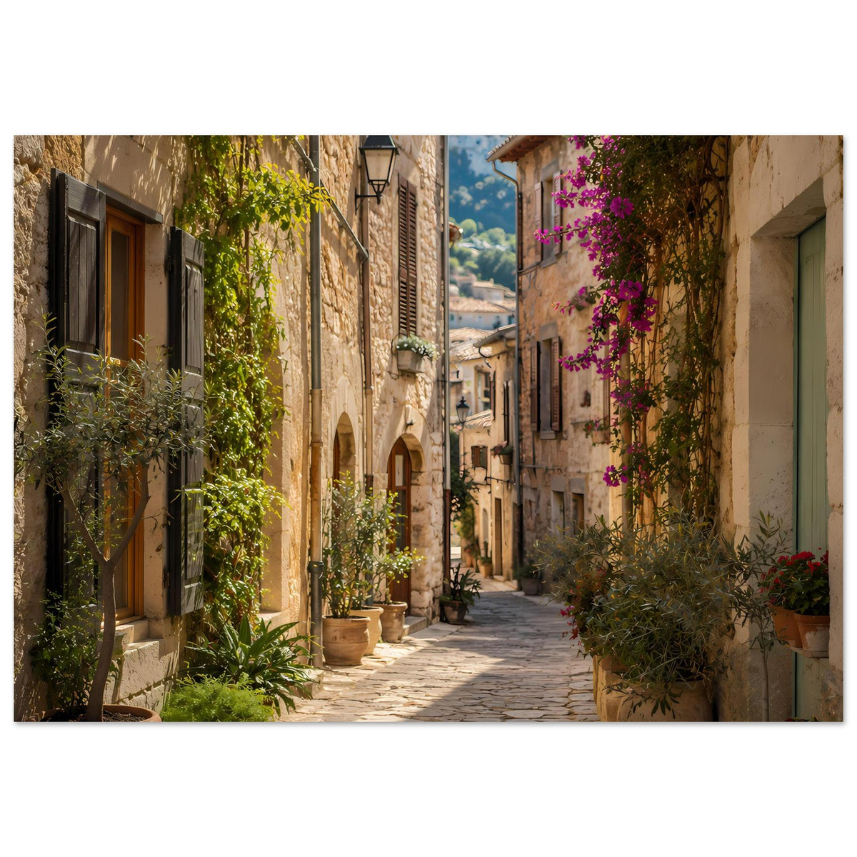 Mediterranes Poster: Gasse mit Kopfsteinpflaster, Tontöpfen, Grünpflanzen und lila Blüten, im Rahmen.