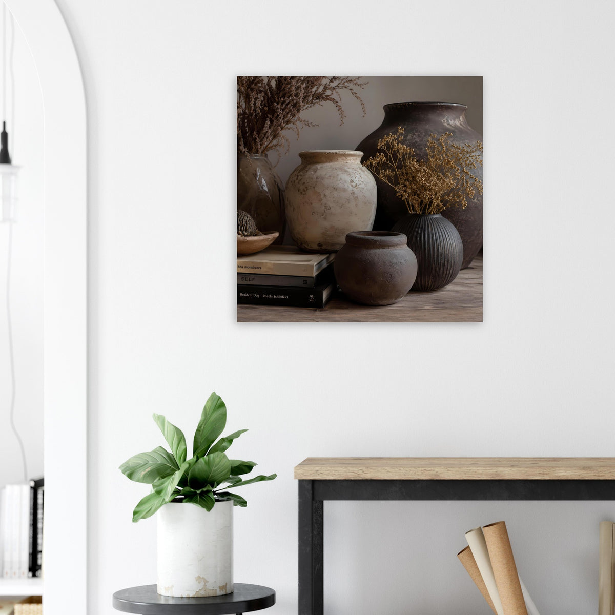 Dunkel gerahmter Wandposter mit Keramikvasen, Körben und Zweigen im Erdtöne-Design
