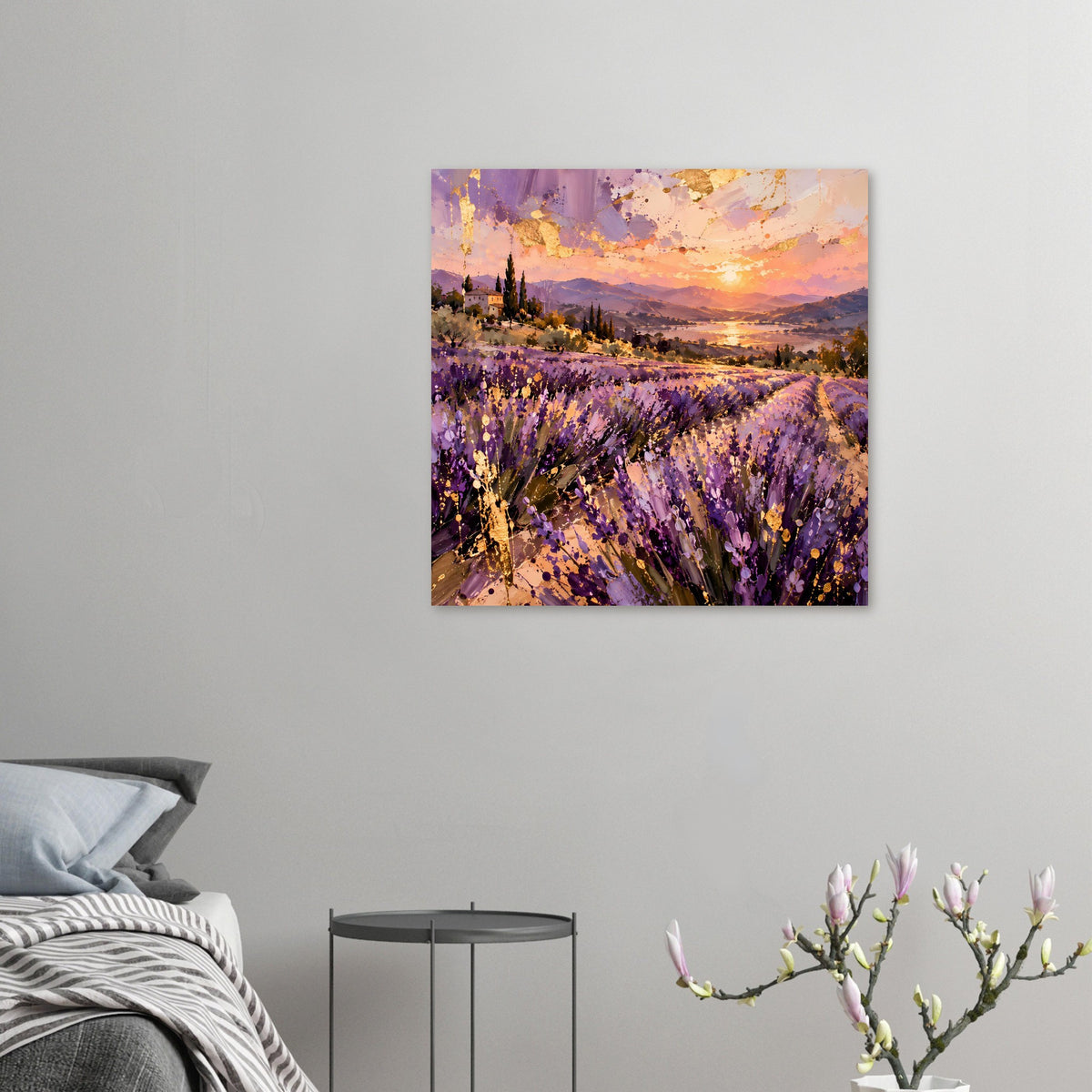 Quadratisches Kunstposter mit lila Lavendelfeld, goldener Sonne und Landschaft am Horizont