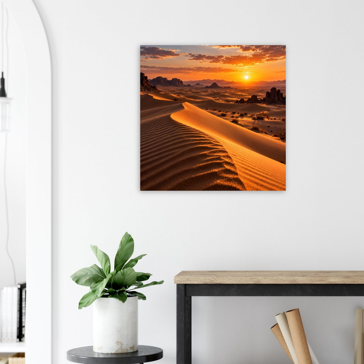 Poster mit Sonnenuntergang in der Wüste, leuchtende Sandwellen und orange Himmel