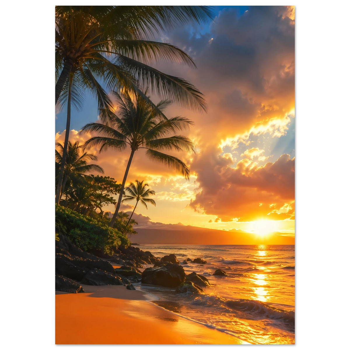 Strandposter im Hochformat: Palmen am tropischen Strand mit Sonne am Horizont