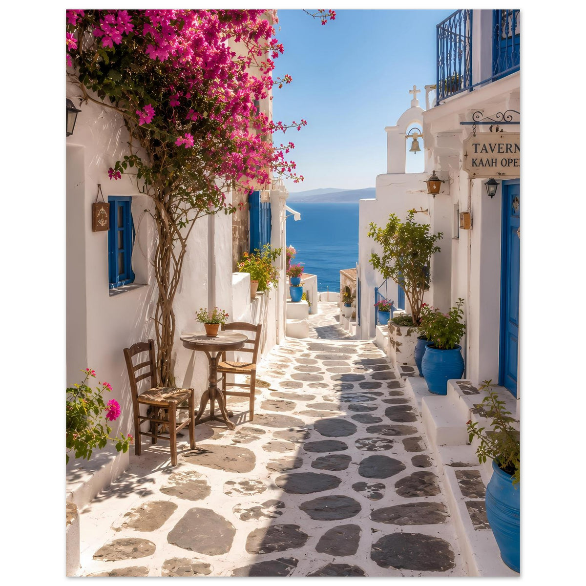 Poster mit mediterraner Gasse, rosa Blütenkrone über der Straße und blauen Details am Rand