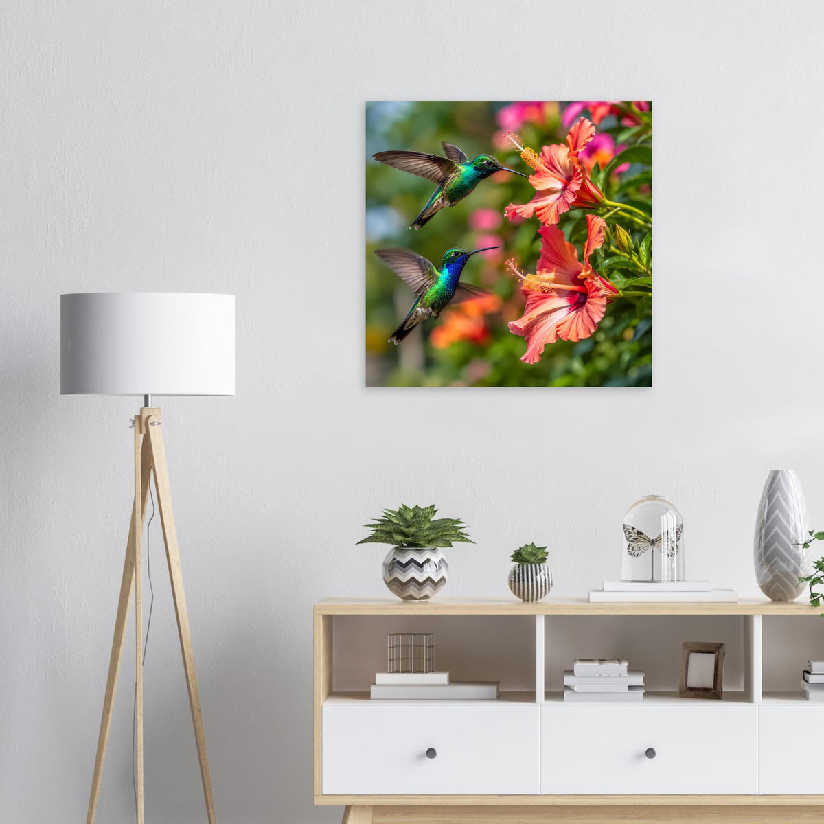 Poster im Wohnzimmer: zwei Kolibris und Hibiskusblüten in Orange-Rot