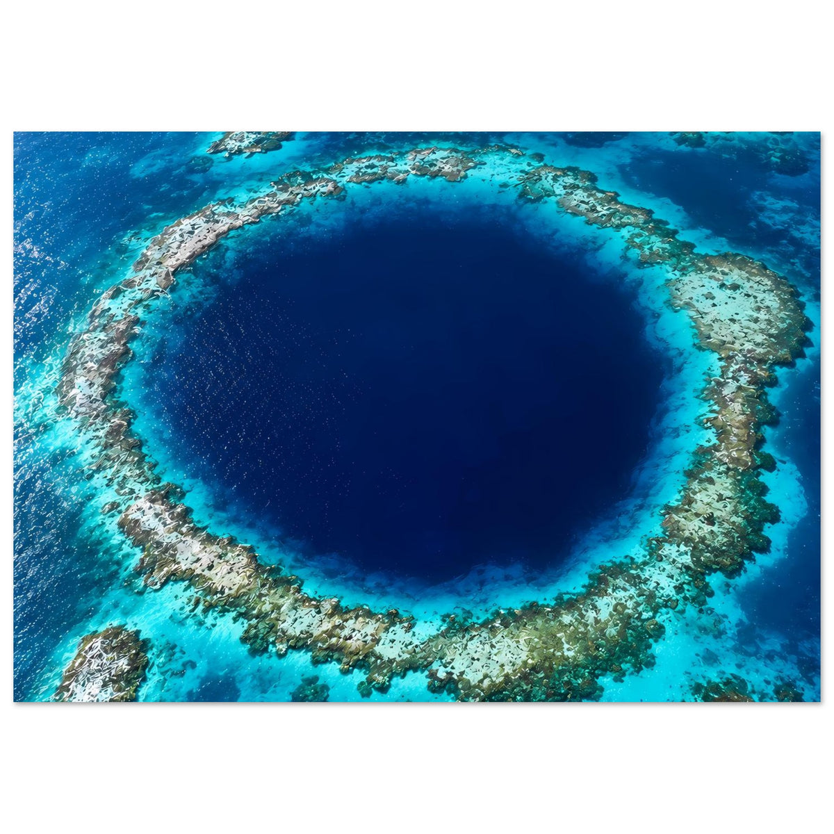 Unterwasser-Poster: blaues Meerauge mit hellem Korallenkranz und rundem dunklem Bereich