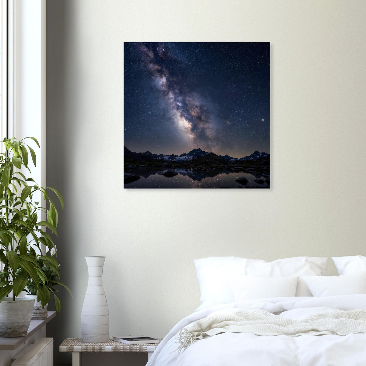 Quadratisches Wandposter mit Sternen, Wolkenstreifen und Bergsilhouetten bei Nacht