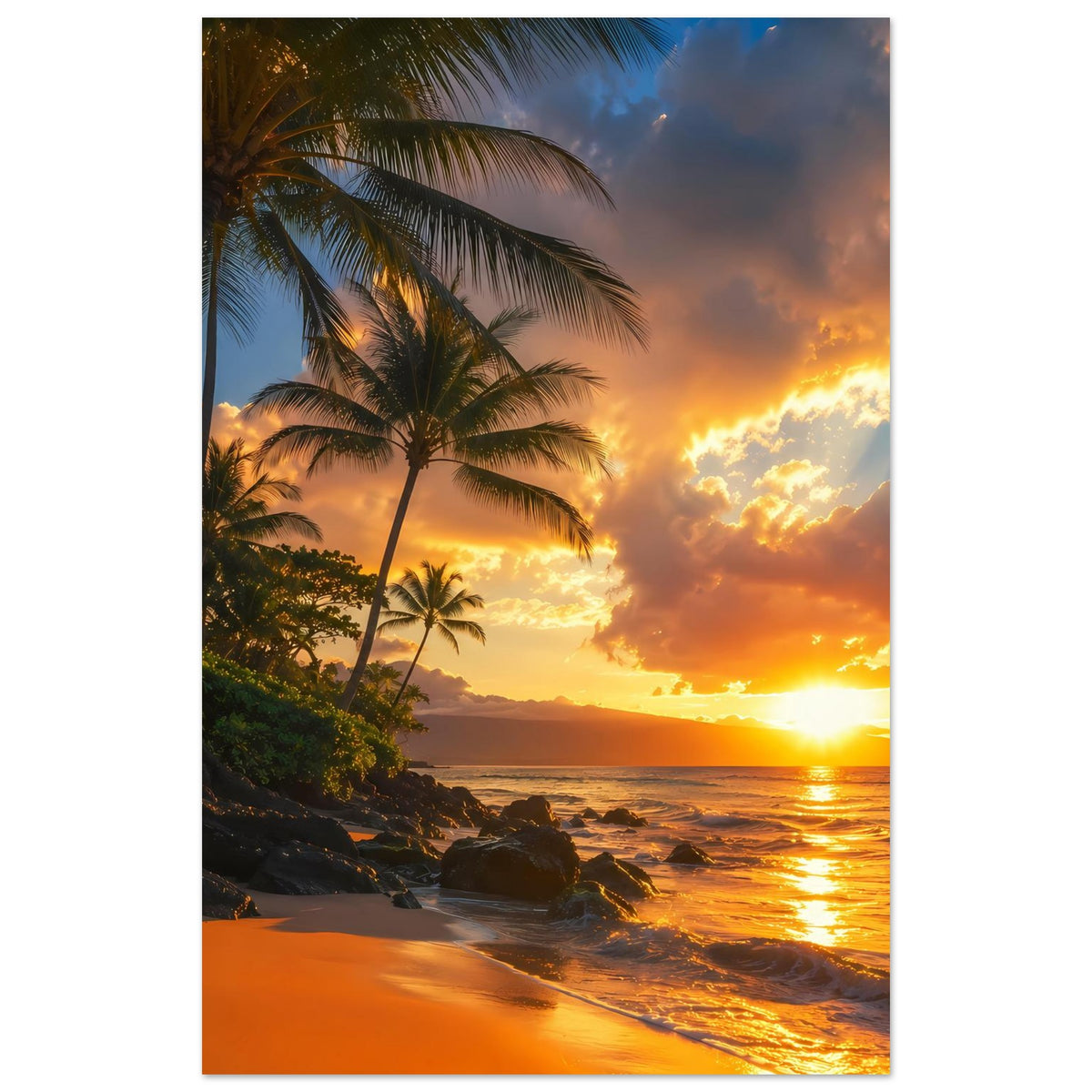 Strandposter: Palmen links, Blick auf Meer und Sonnenuntergang mit orange-gelben Wolken
