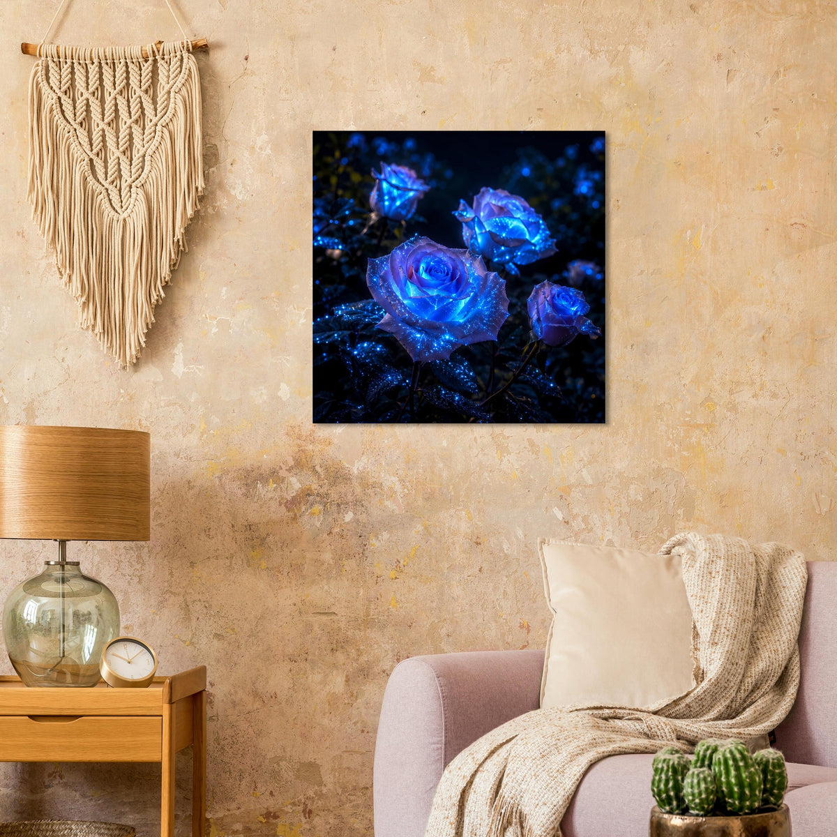 Poster mit leuchtenden blauen Rosenblüten auf dunklem Hintergrund, schwarze Rahmung